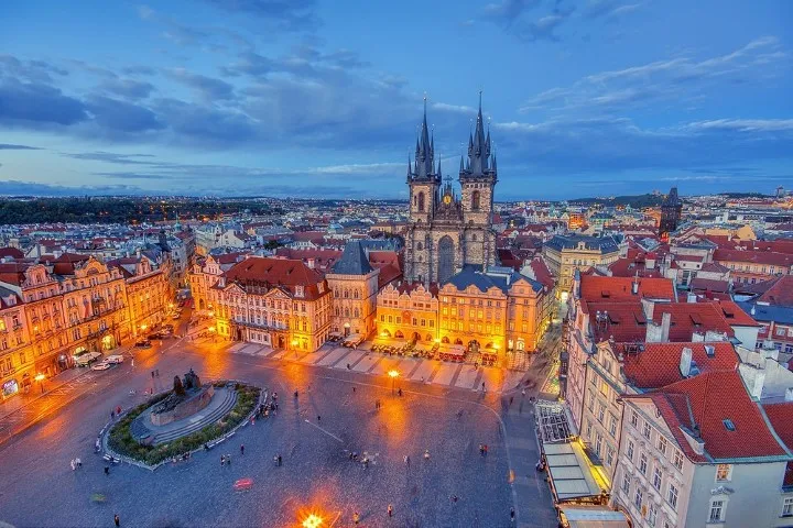 Het oude stadsplein van Praag en de kerk van de Moeder Gods voor Tyn in Praag, Tsjechië