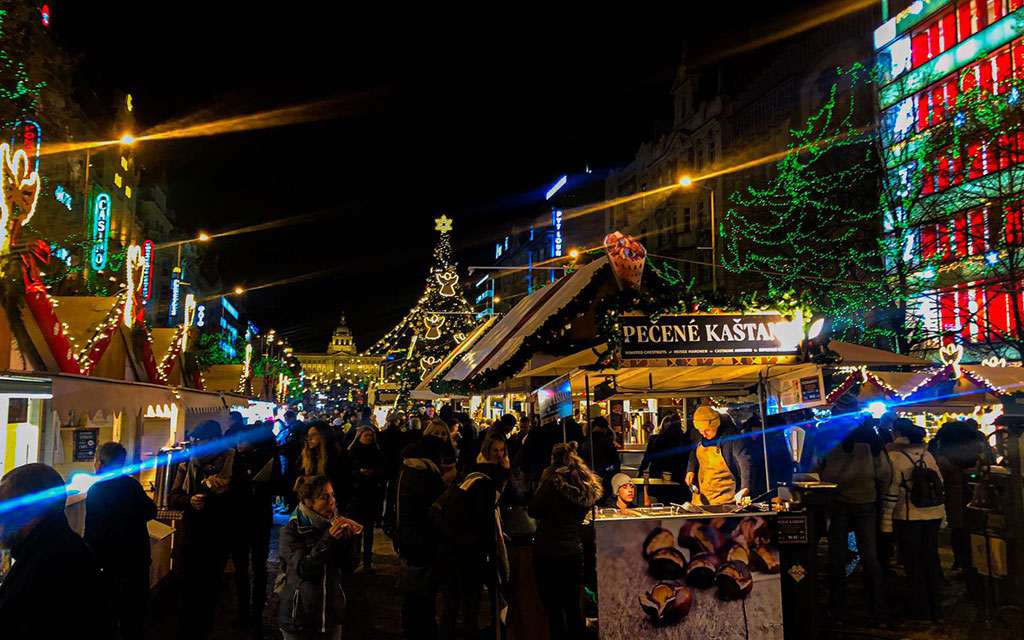 Kerstmarkt op het Wenceslasplein in Praag