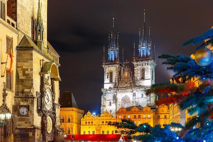 L'ancien hôtel de ville avec l'horloge astronomique, la place de la ville avec l'arbre de Noël et l'église féerique de Notre-Dame de Tyn dans la ville magique de Prague la nuit, République tchèque