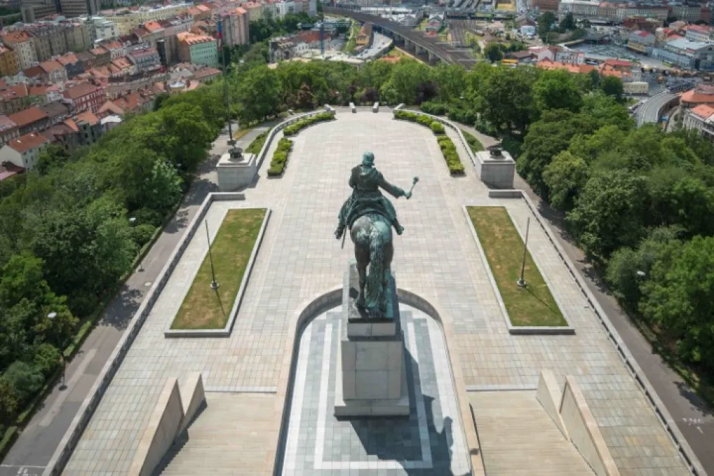 A estátua de bronze de Jan Žižka na colina de Vítkov é a maior estátua equestre do mundo