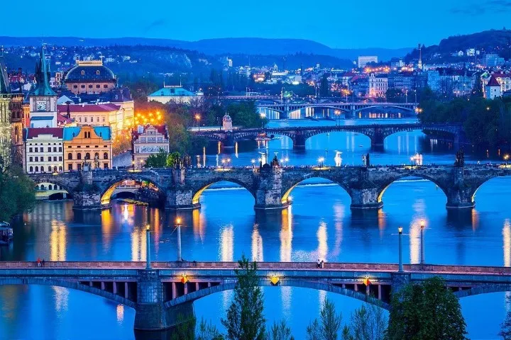 Blick auf die Brücken über die Moldau vom Letna-Park aus. Prag, Tschechische Republik in der Dämmerung