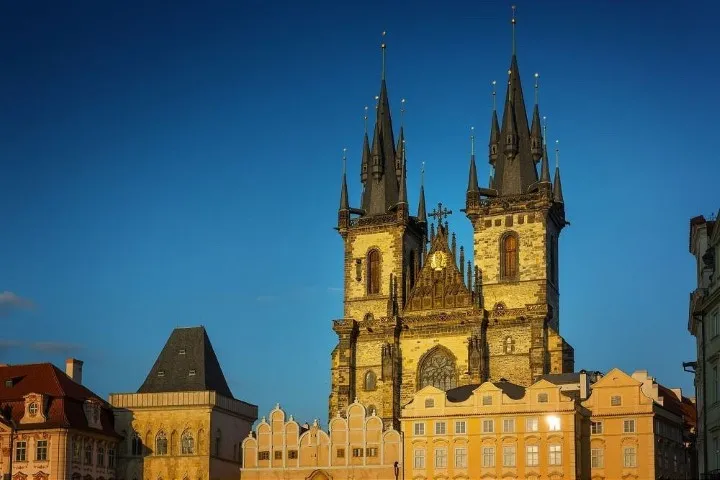 Iglesia de Nuestra Señora ante Tyn en la plaza de la Ciudad Vieja de Praga, República Checa