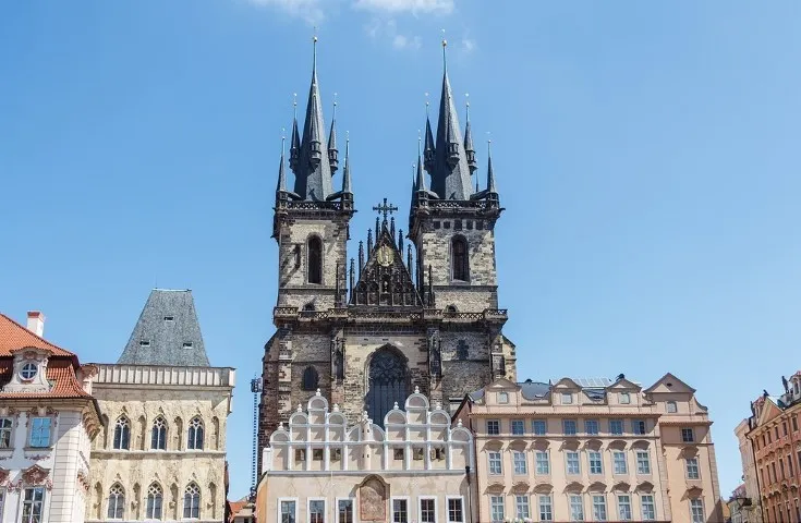 Udenfor Vor Frue af Tyn-kirken i centrum af Prag