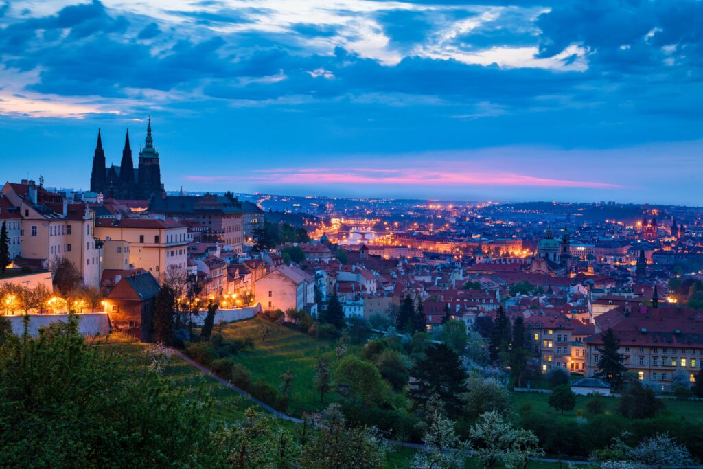 Widok na Pragę nocą
