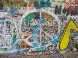 muur-vrede-praag-kleurrijk-graffiti