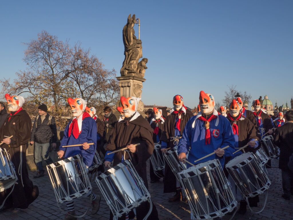 praga-noviembre-2018-celebración-29º-aniversario-velvet-revolución-carnaval-desfile