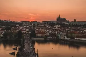 American's Essential Guide to Prague (Prahan perusopas)