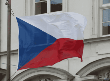 Hymne national tchèque - Drapeau tchèque flottant au vent, symbolisant la fierté nationale et l'héritage, tel que célébré dans l'hymne de la République tchèque.