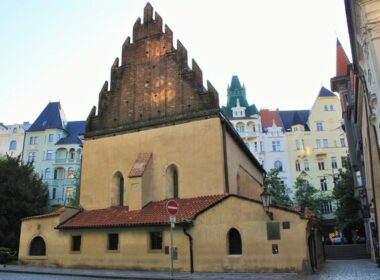 Staronová synagoga Praha: Historická památka s gotickou architekturou v Praze.