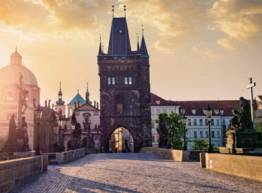 Lista de desejos de Praga torre de charles-bridge-em-praga-ao-sol