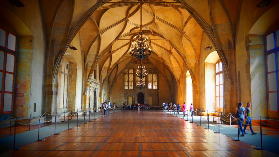 El Salón de Baile del Castillo de Praga es una de las salas más impresionantes del antiguo complejo. Fue construido durante el Renacimiento para albergar espectaculares celebraciones y reuniones reales.